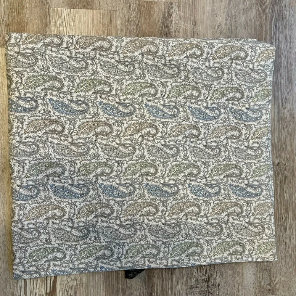 Lauren Ralph Lauren Grey Blue Paisley Queen Sheet. 100% cotton. Excellent